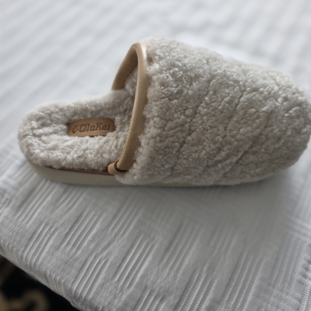 OluKai Soft Cream Slippers